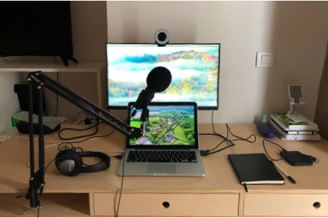 Configuración inicial de micrófono, soporte, auriculares, cámara y monitor.